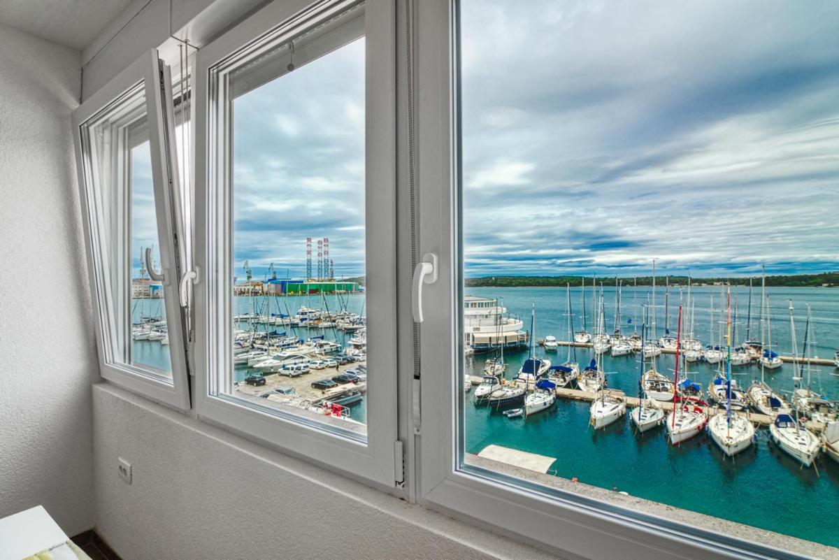 Apartment Marina With Sea View Пула Екстериор снимка